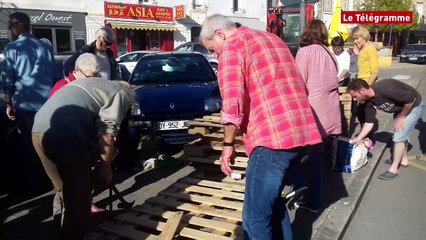 Vannes. Soutien à la ZAD : des manifestants construisent une cabane devant la préfecture
