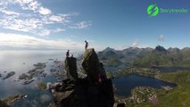 Il s'amuse à faire des sauts vertigineux entre 2 rochers à 200m de haut