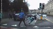 Un passant intervient pour aider la police à arreter un cycliste en fuite