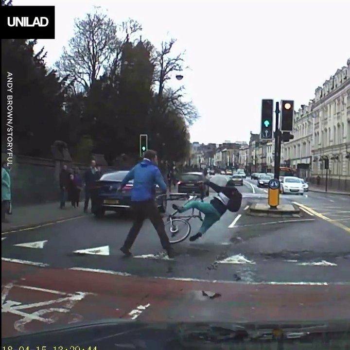 Un passant intervient pour aider la police à arreter un cycliste en fuite