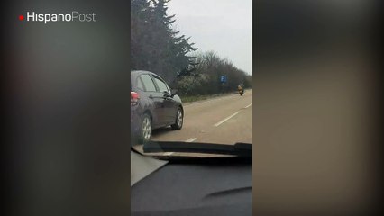 Pillaron a un motociclista conduciendo sin casco a plena luz del sol