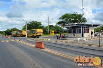 Video herunterladen: Ônibus escolares da região de Cajazeiras são flagrados com irregularidades pelo MP e a PRF