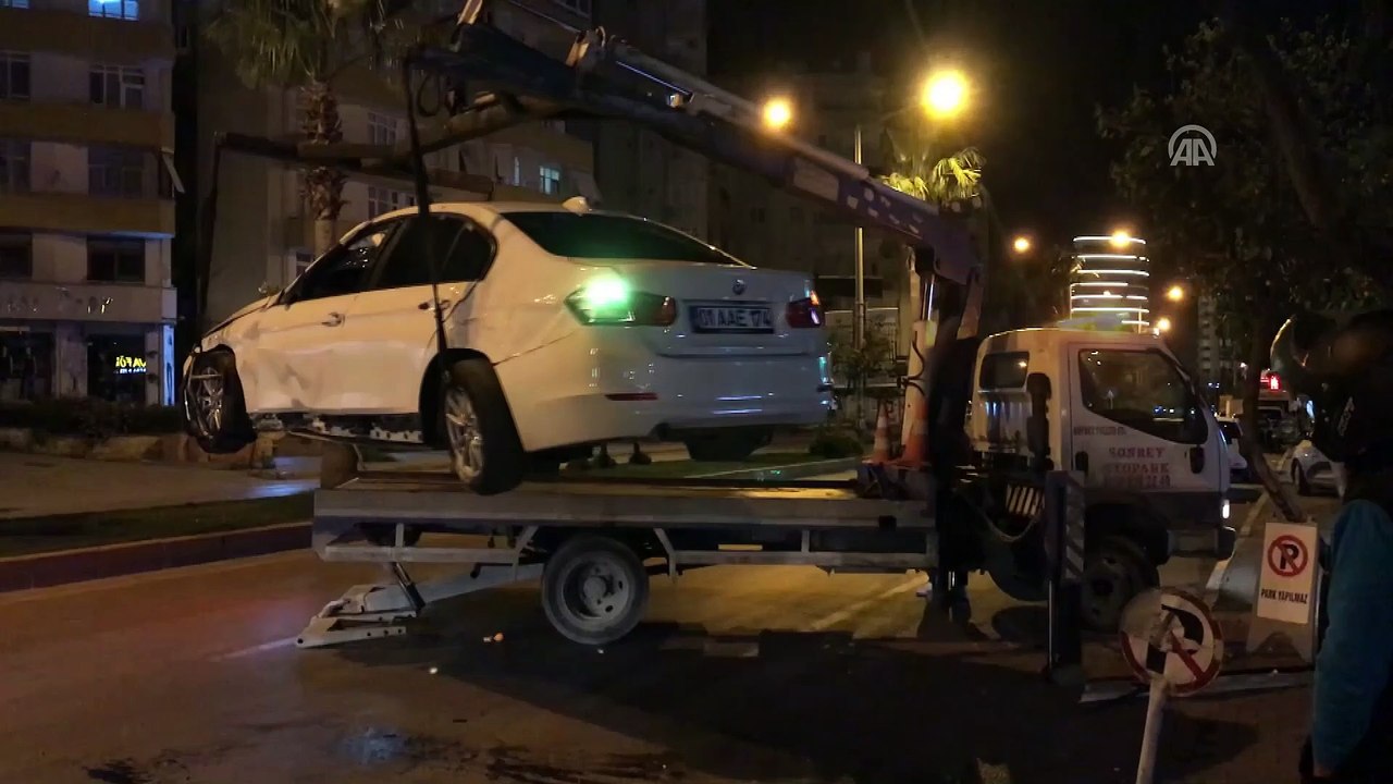 Kaza yaptıkları otomobili terk edip gittiler - ADANA