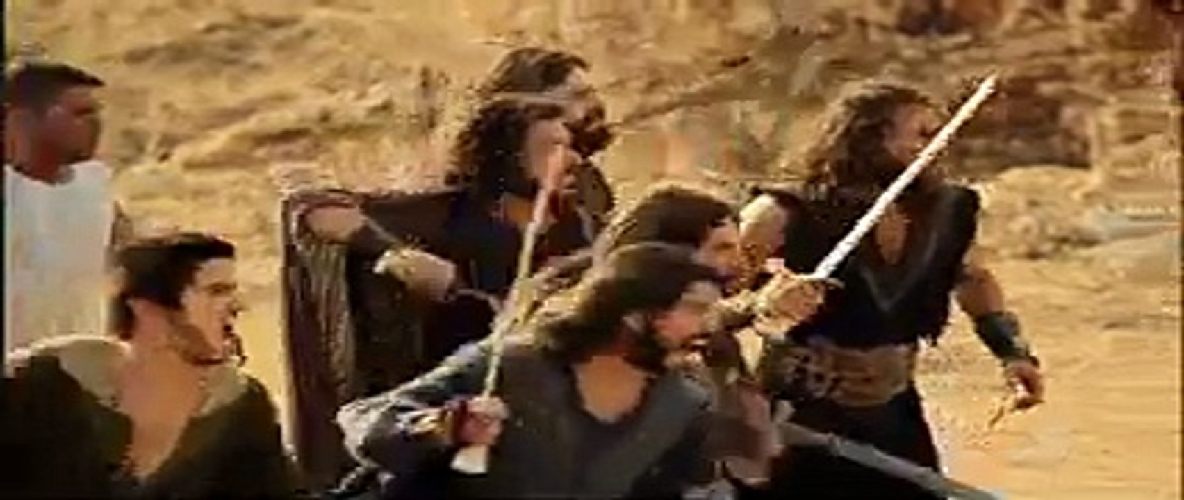 Os dez mandamentos (Capítulo Completo do dia 18/04/18) Os Amalequitas retornam ao acampamento com as tropas armadas mas pelo caminho encontram com o exercício de Israel e Moisés sobe num morro junto com Arão e Ur e intercede pelo seu povo