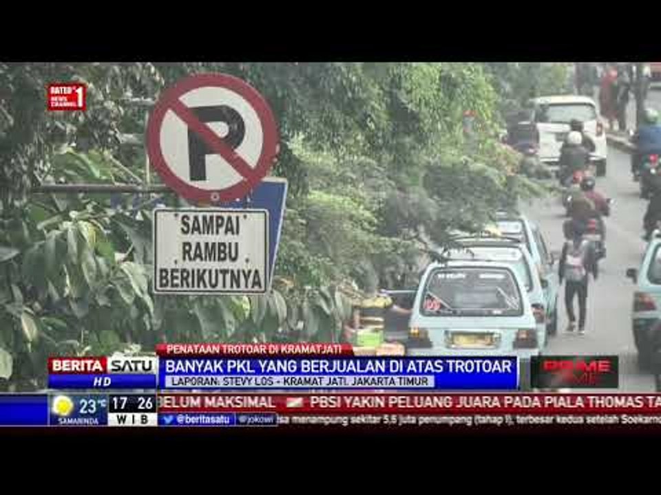 Semerawutnya PKL di Trotoar Depan Pasar Induk Kramat Jati