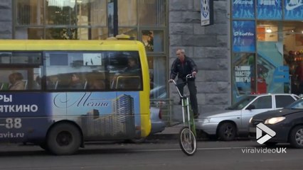 Video herunterladen: Embouteillages : ce vélo roule au-dessus des voitures !