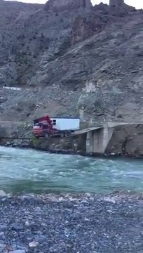 Camion de 20 tonnes sur un pont en bois !! Le chauffeur est un pilote !
