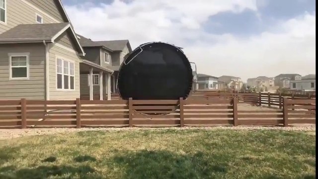 Emporté par le vent ce trampoline géant vole dans le quartier