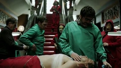 El subinspector Ángel da por perdida la batalla al descubrir las nuevas caretas - La Casa de Papel