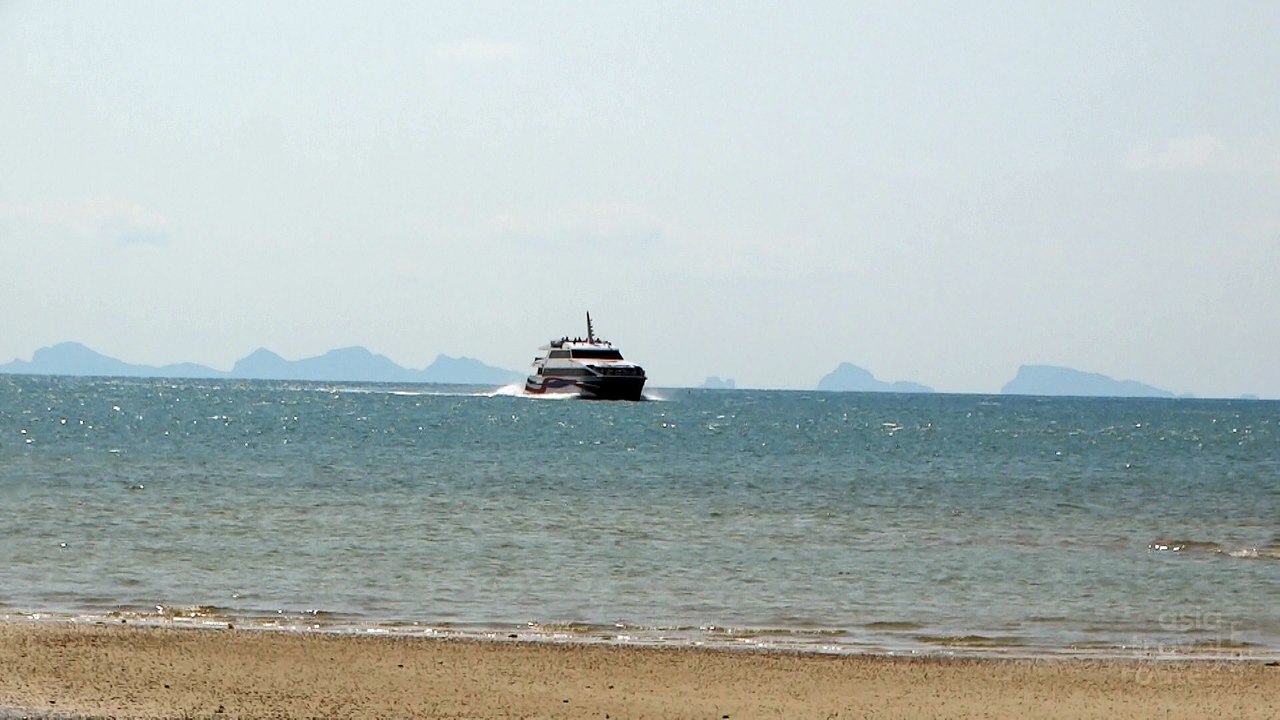 Lompraya Catamaran Arrives in Nathon Pier Koh Samui