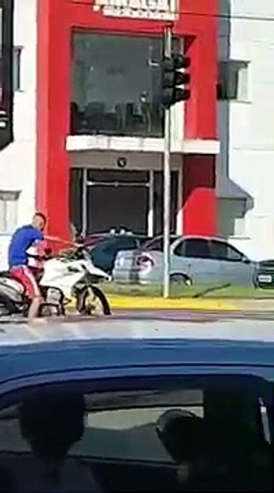 Un homme déclenche une alarme en volant une moto et pense qu’il s’agit des sirènes de la police