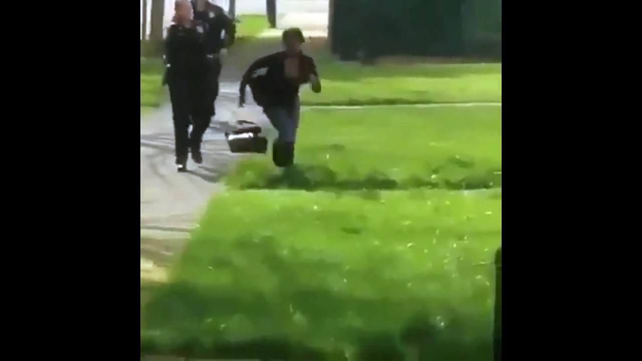 Quand un policier demande à un passant d’attraper une suspecte