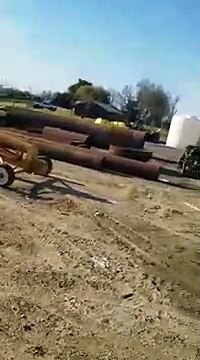 Un tracteur se fait pulvériser par un train arrivant à pleine vitesse