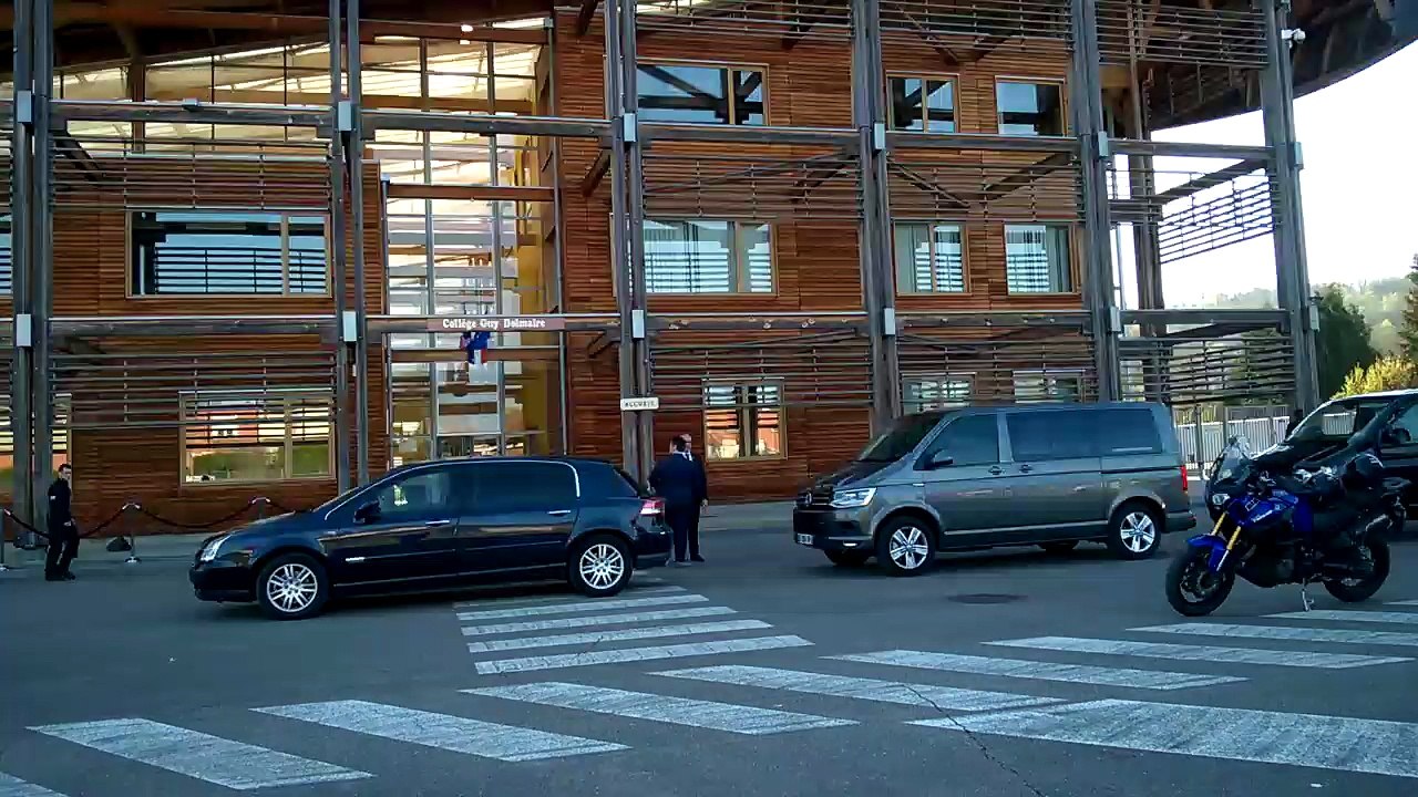 Mirecourt : le convoi présidentiel devant le collège de Mirecourt