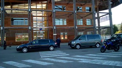 Mirecourt : le convoi présidentiel devant le collège de Mirecourt