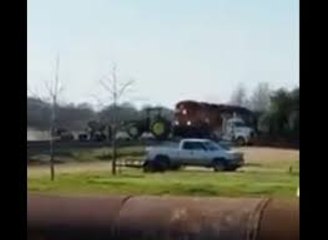 Un tracteur se fait pulvériser par un train arrivant à pleine vitesse