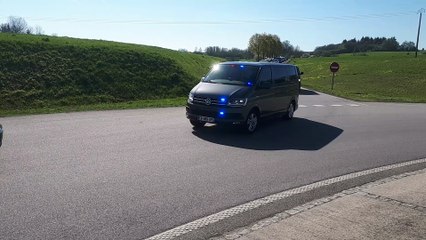 Le convoi présidentiel se rend vers l'aérodrome Epinal-Mirecourt