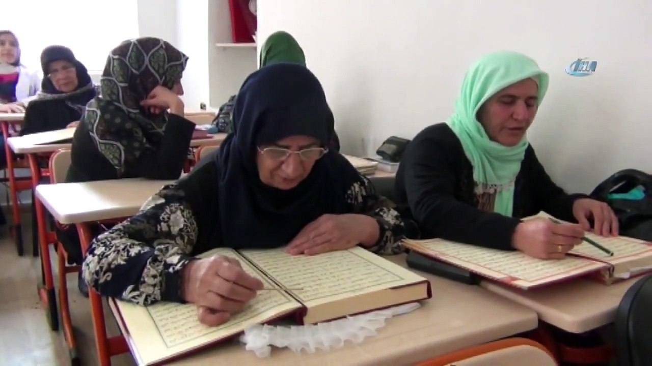 70’lik Nineler Okuma Yazma Ve Kur’an-I Kerim Öğreniyor