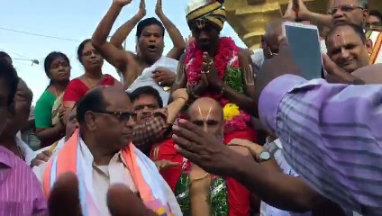 தாழ்த்தப்பட்ட பக்தரை தோளில் சுமந்து சென்ற அர்ச்சகர்...வீடியோ