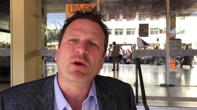 Maître Frédéric Berna, bâtonnier de l'ordre des avocats, prend la parole à l'AG des étudiants du campus Lettres de Nancy