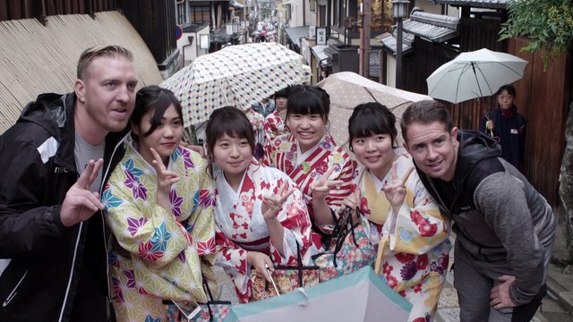 Shane Williams and Andy Powell play Kemari | Big in Japan
