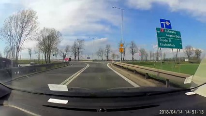 Quand un motard force la priorité à une voiture...