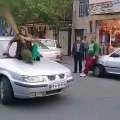 زن دیوانه در خیابان تهران رفته روی ماشین ها مردم هم فقط فیلم میگیرن