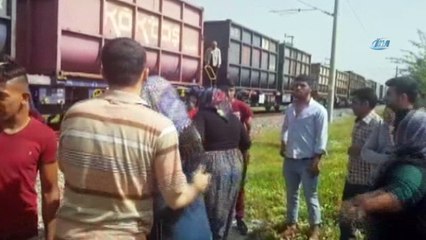 Yük treni baba ile kucağındaki bebeğe çarptı: 2 ölü