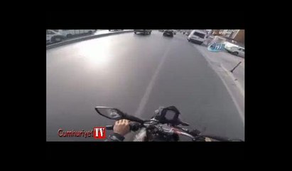 Motosikletliyle servis şoförünün tekme tokat kavgası kamerada