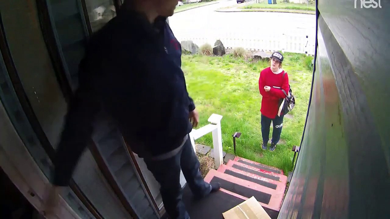 Il surprend une femme qui tente de voler son colis et l’accueille bien comme il faut... FUSIL