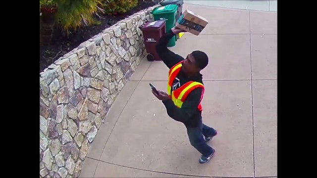 Ce livreur Amazon est surpris en train de balancer un colis... FLAG