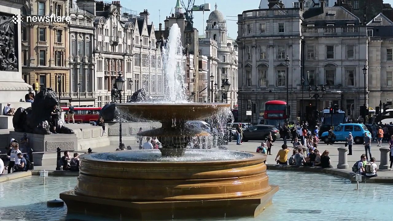 Tourists in London make most of warmest day of the year