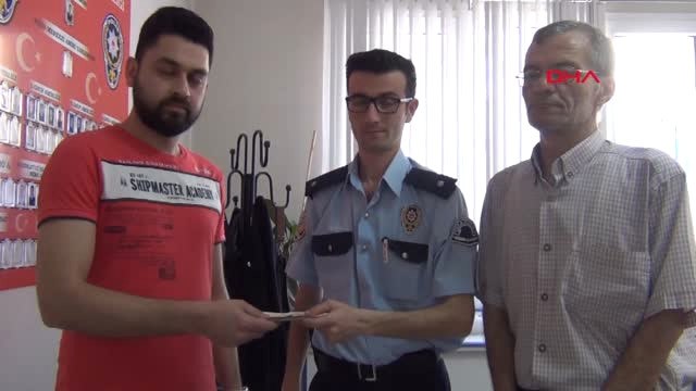 Manisa-İşsiz Eroğlu, Yolda Bulduğu 3 Bin 300 Lirayı Sahibine Ulaştırdı