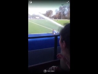 Une fille saute une barrière pour aller sur une piste d’athlétisme mais ça se passe mal