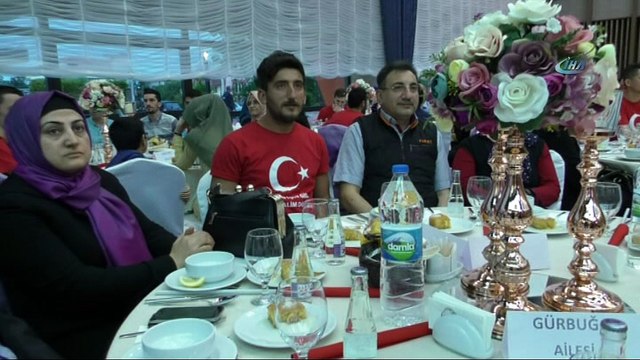 Başkan Subaşıoğlu, asker adaylarına kına yakıp çanta hediye etti