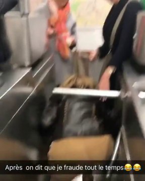 Il y a pas que les jeunes qui fraudent dans le métro... Mamies prisent en flagrant délit