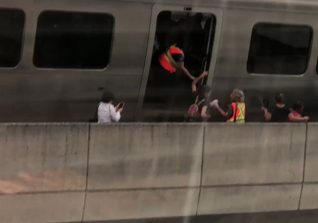 Power Outage in San Juan Forces Train Passengers to Walk to Nearest Station