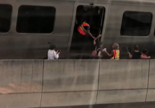 Power Outage in San Juan Forces Train Passengers to Walk to Nearest Station
