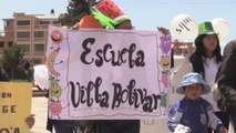 Jóvenes bolivianos marchan contra la proliferación de comida 