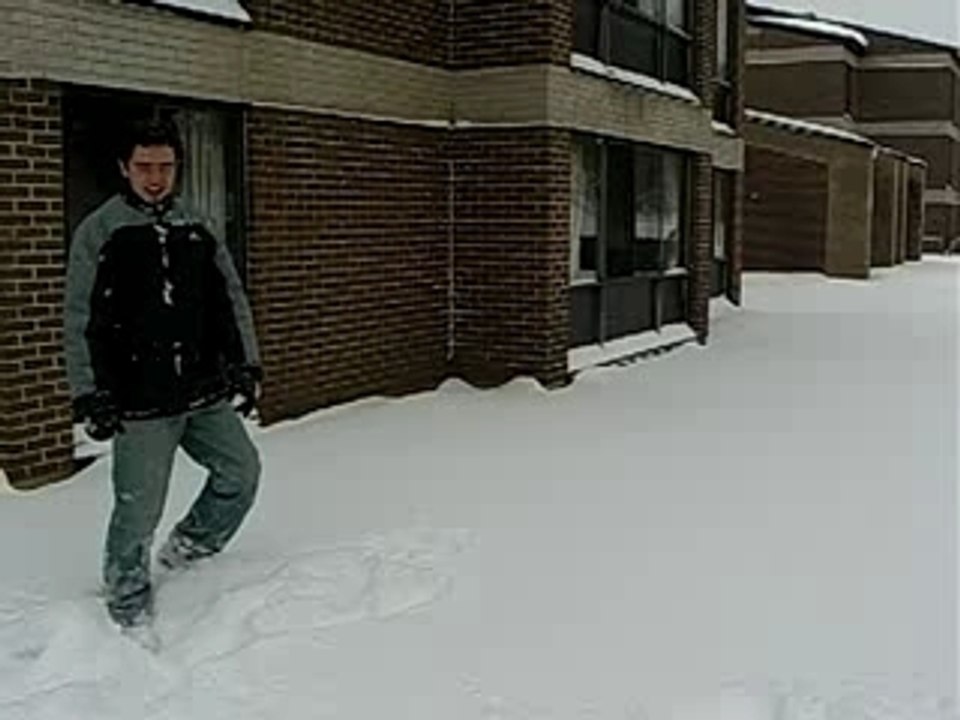 Un plongeon dans la neige fraiche !