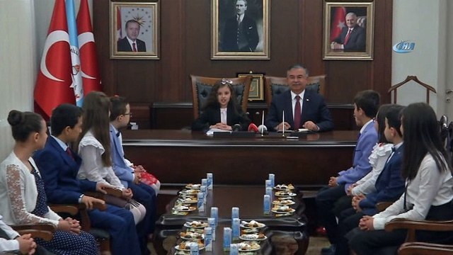 Bakan Yılmaz, koltuğunu 4'üncü sınıf öğrencisi Gizem Ünal'a devretti