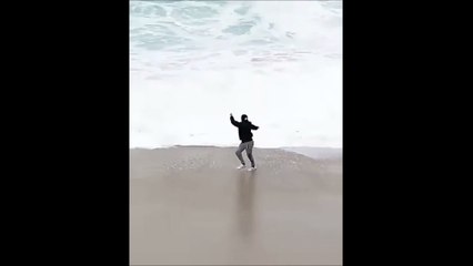 Il faisait tout pour que l'eau ne touche pas ses baskets mais va vivre bien pire que ça