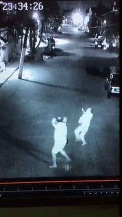 Combat de Kung Fu mimé par ce couple en pleine rue la nuit !