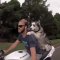 Sur la moto ce chien s'accroche au motard et porte des lunettes !! Stylé !