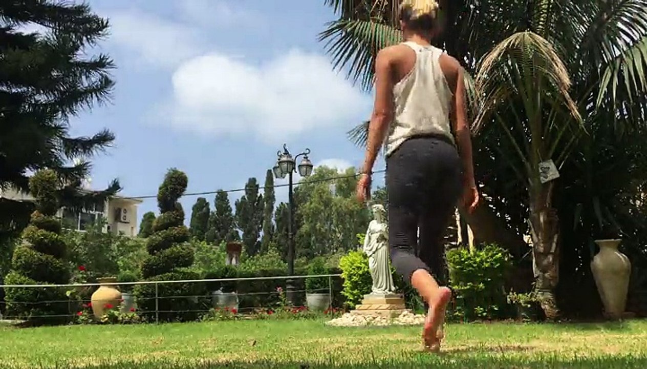 Son chien vient lui voler la vedette pendant une séance de yoga