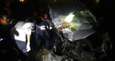 Ağrı'da Otomobille Kamyonet Kafa Kafaya Çarpıştı: 1'i Çocuk 4 Ölü