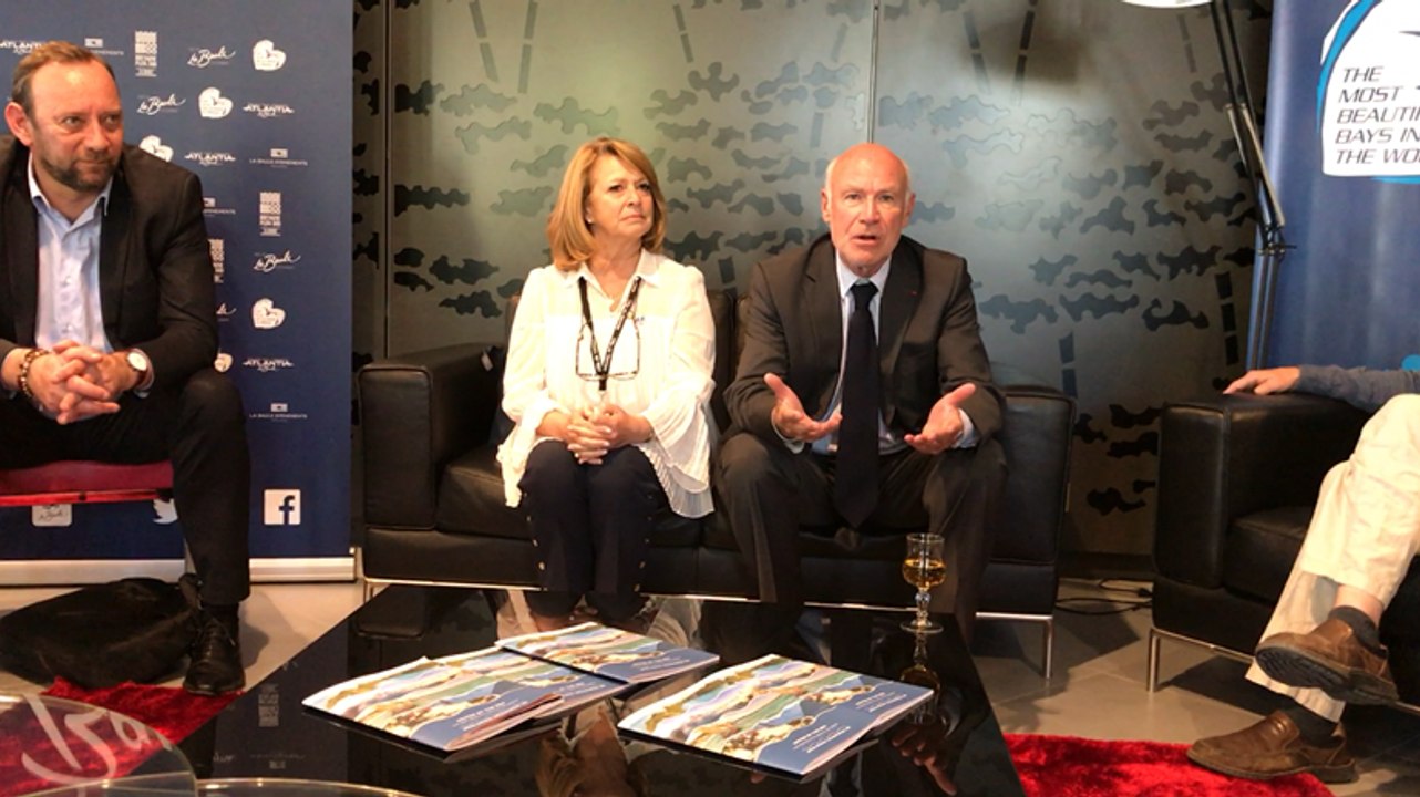 La présidente du club des plus belles baies du monde avec le maire de La Baule