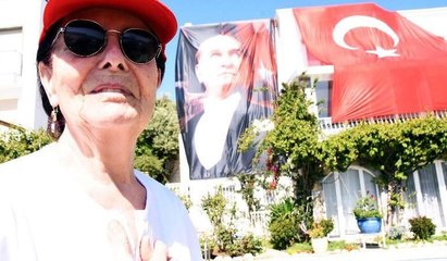 Fatma Girik'ten Atatürk ve Türk bayraklı 23 Nisan kutlaması