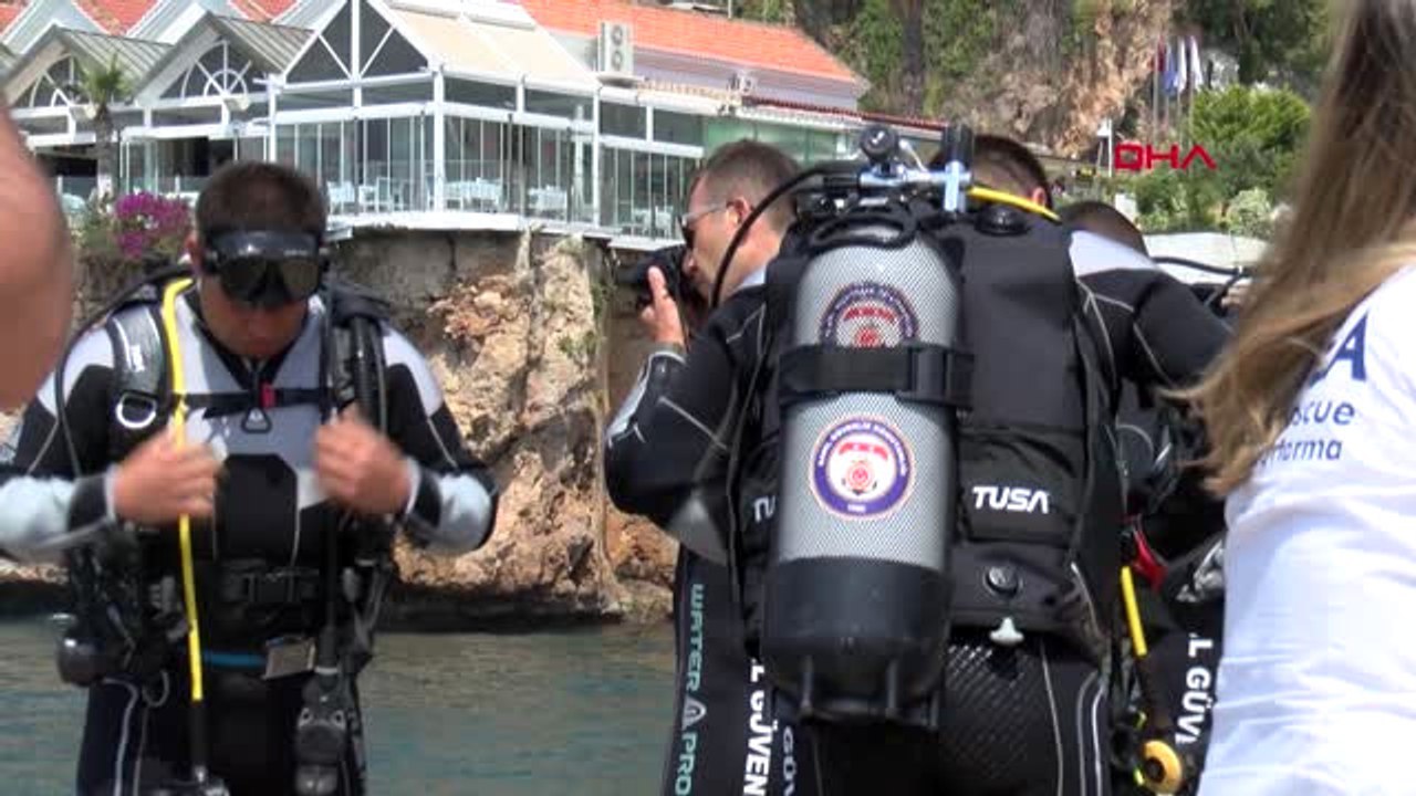 Antalya-Kaleiçi Yatlimanı'nda Deniz Dibinden 10 Çuval Çöp Çıkarıldı