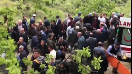 Kamyonet Şarampole Yuvarlandı: 2 Ölü, 3 Yaralı